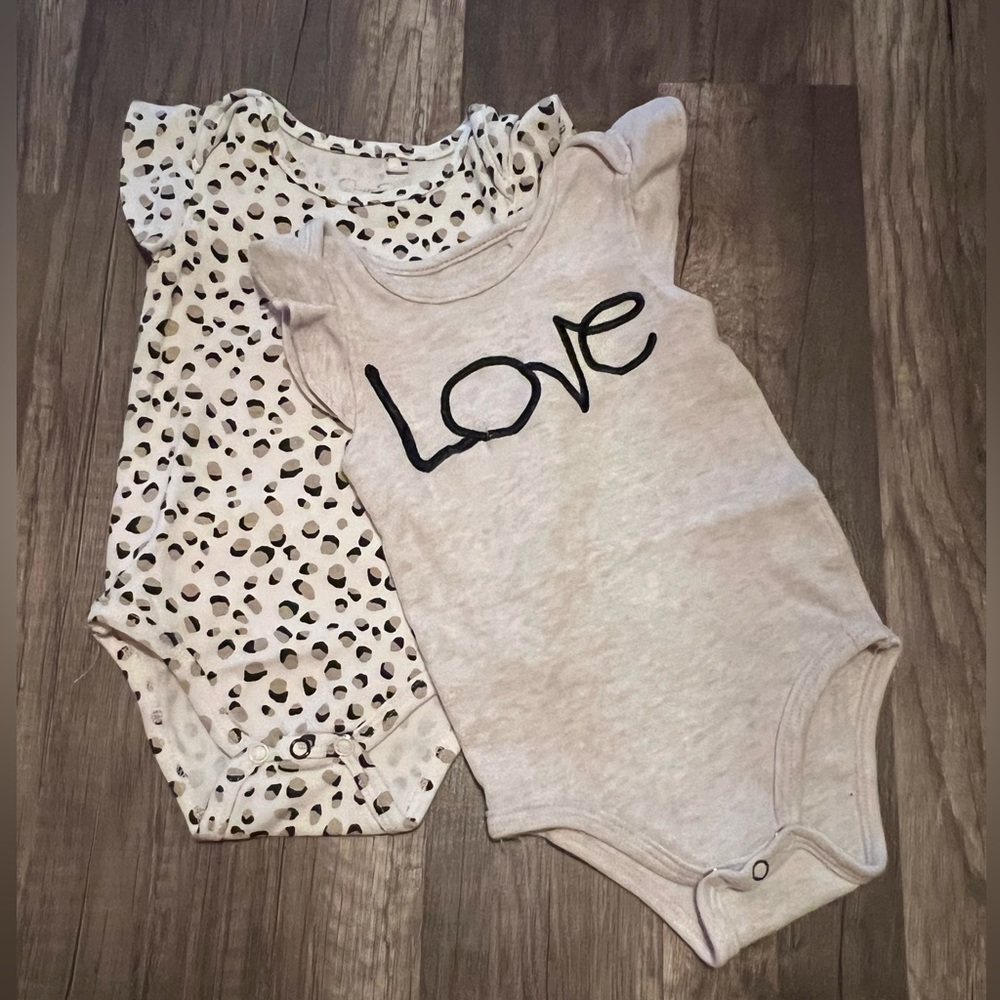 Jessica Simpson ruffle sleeve onesie 6-9 month